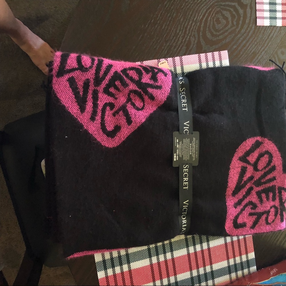 Brand new šFINAL PRICEšVictoriaās Secret throw - Picture 2 of 4